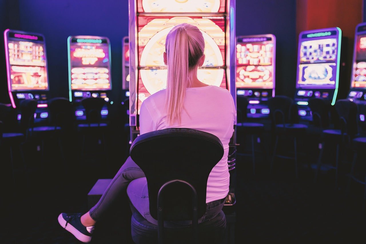 Privacy and account safety notes beside gold slot games on r777 bet apk